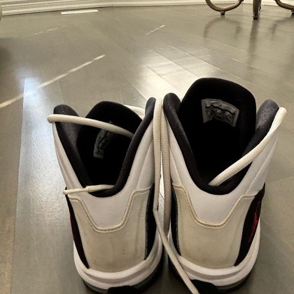 Jordan’s 6.5 black and white running shoes. Amazing condition. Spotless. $60.00 - Picture 4 of 5